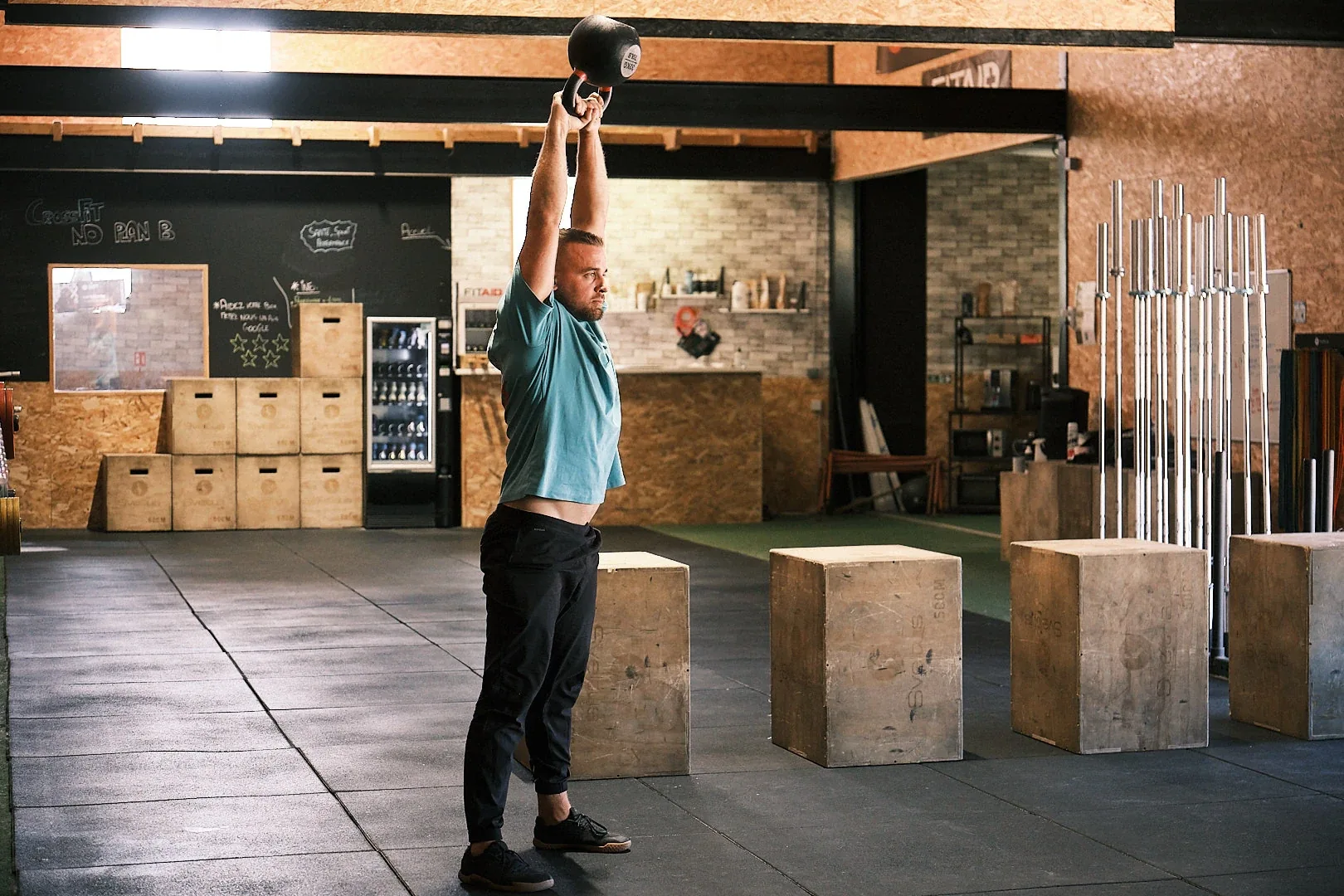 Un athlète travaille avec une kettlebell dans la box No Plan B